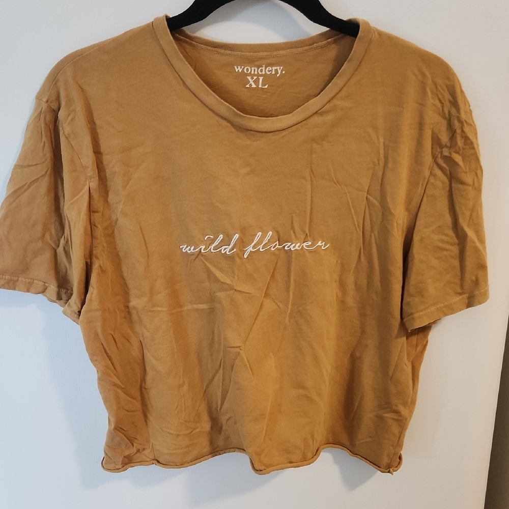 Wondery Wildflower Women's Cropped Tee